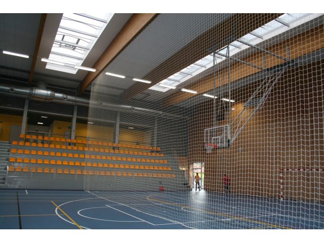 Opona zavěšená na ocelovém lanku, stahování boční, ručně