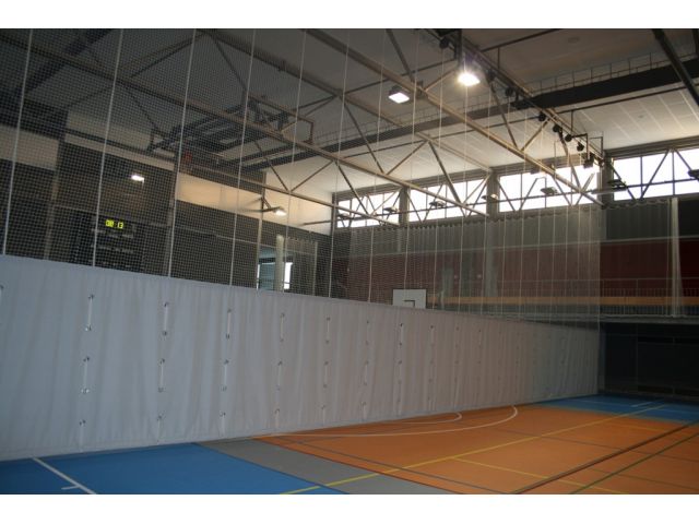Opona 21x8m pro předělení tělocvičny, elektrické ovládání