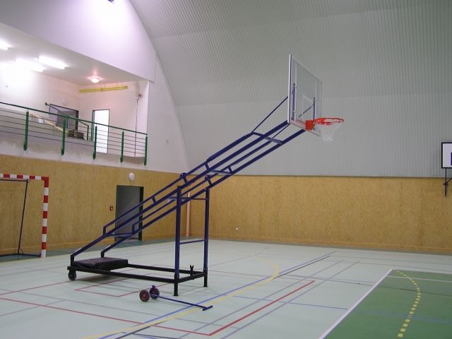 Basketbalová konstrukce pojízdná, interiér, sklopná, vysazení 2 m