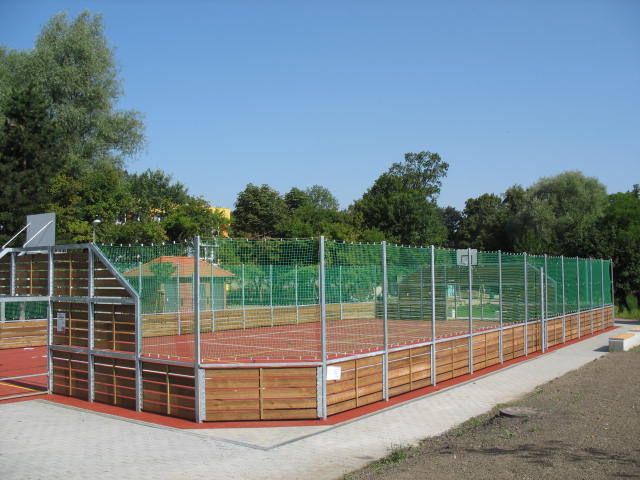 Ohrazení multifunkčního hřiště 25x14,5 m, vč. ochranných sítí, celková v. 3 m - certifikováno TUV