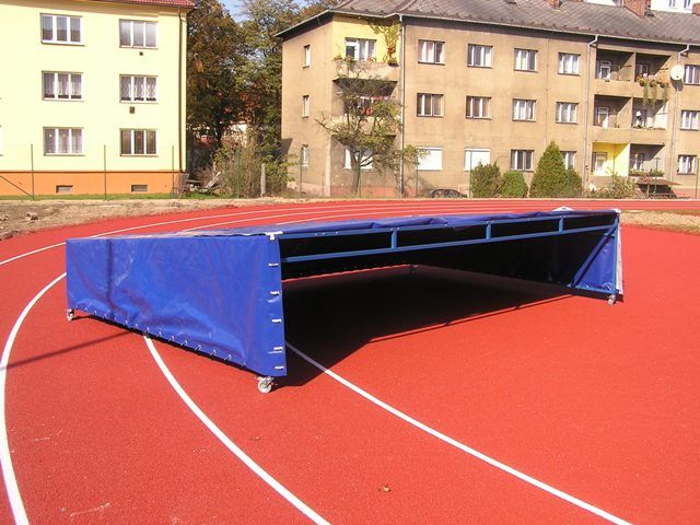 Pojízdná krycí konstrukce (zinek) 300 x 500 cm, plastel - nad doskočiště